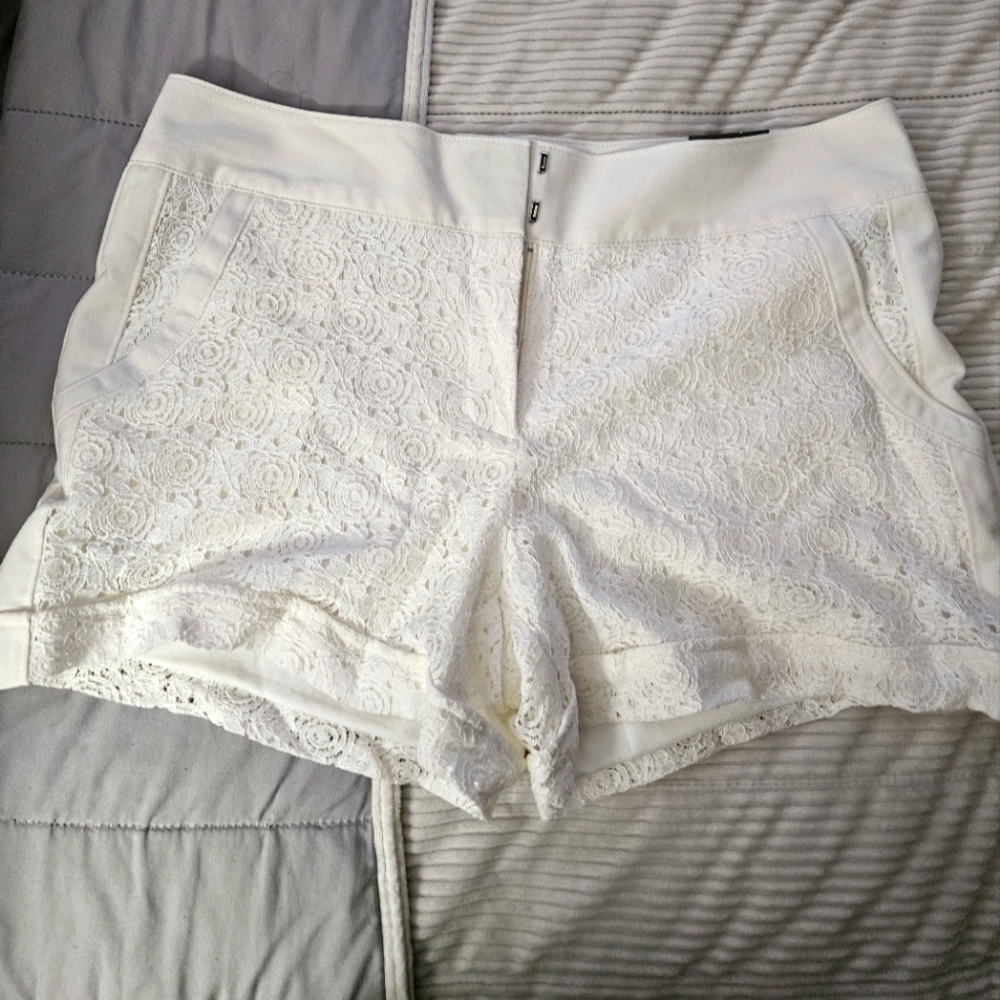 Maurices Women's White/off White Lace Shorts. NWT Size 13/14